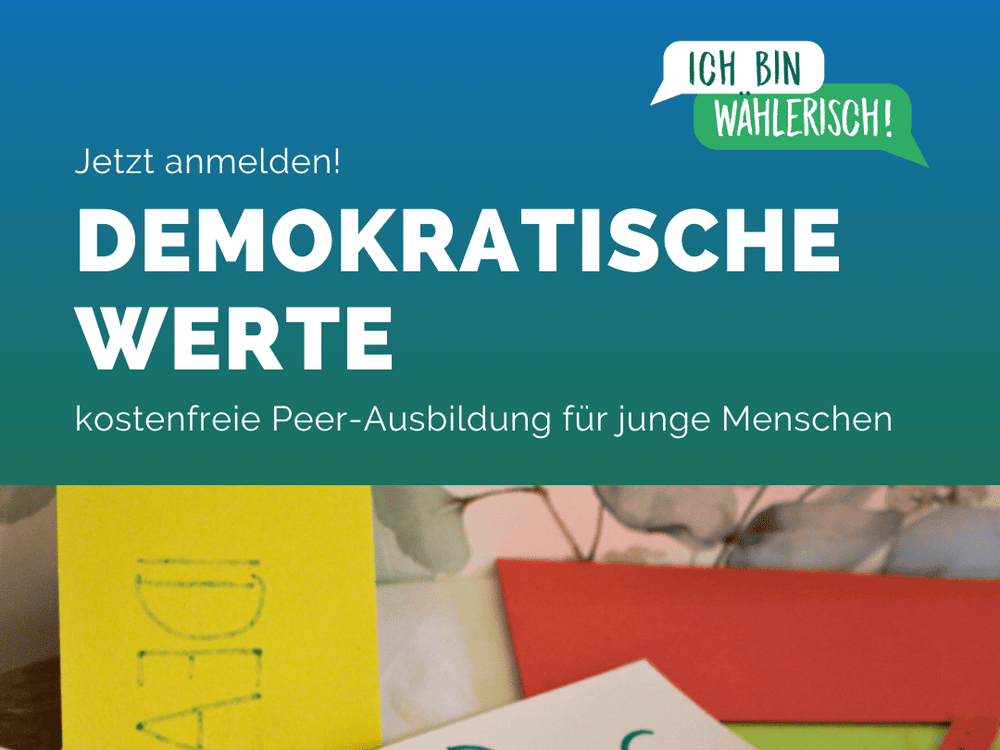 KI generiert: Das Bild zeigt ein Blatt Papier mit der handschriftlichen Aufschrift "WAS SIND WERTE S". Im Hintergrund sind weitere Papiere und ein grüner Ordner zu sehen.
