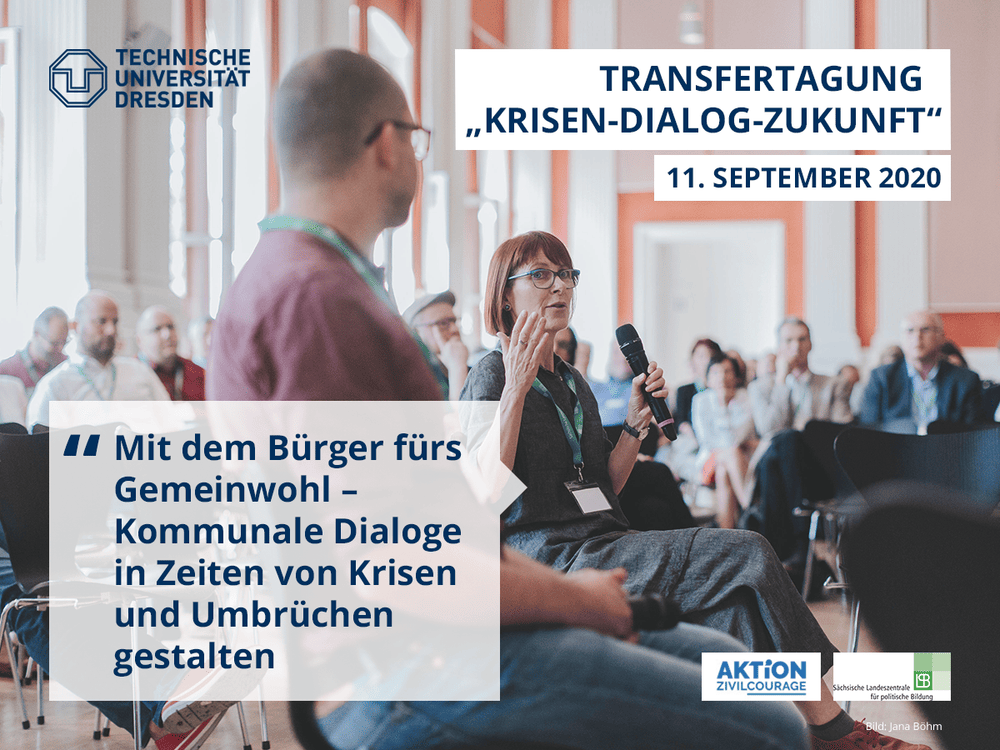 KI generiert: Das Bild zeigt eine Veranstaltung der Technischen Universität Dresden mit dem Titel "Transfertagung 'Krisen-Dialog-Zukunft'" am 11. September 2020. Im Vordergrund ist eine Frau zu sehen, die ein Mikrofon hält und spricht, während im Hintergrund weitere Teilnehmer der Veranstaltung sitzen und zuhören.