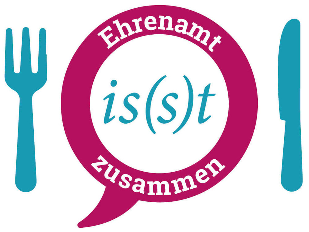 KI generiert: Das Bild zeigt eine Gruppe von Menschen, die in einem hellen Raum mit langen Tischen sitzen und sich unterhalten. Der Hauptinhalt des Bildes ist eine Versammlung oder ein Treffen, möglicherweise eine Konferenz oder ein Workshop.